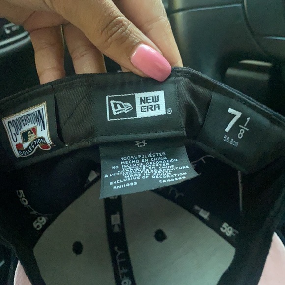 Red Sox Pink bottom fitted hat - Picture 4 of 5